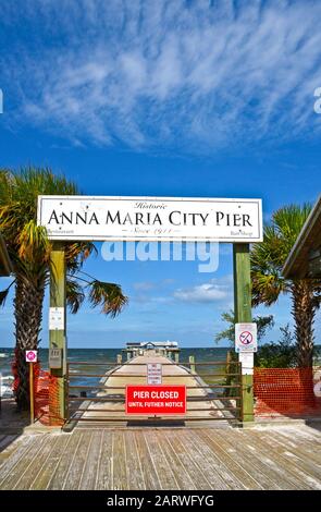 Anna MARIA, FL - 2 ottobre 2017: Anna Maria Historic Pier è chiusa dopo essere stata gravemente danneggiata dall'uragano Irma. Foto Stock