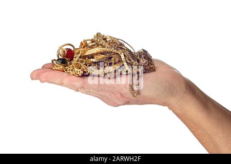 Colpo orizzontale della mano di una donna che tiene una pila di gioielli d’oro. Isolato su bianco. Foto Stock