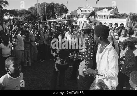 Suriname: Indipendenza il 25/11 ecc.; Parlamento della Repubblica del Suriname; esterno con la folla davanti Data: 1 dicembre 1975 luogo: Suriname Parole Chiave: INDEVENCE, Parlamenti Foto Stock