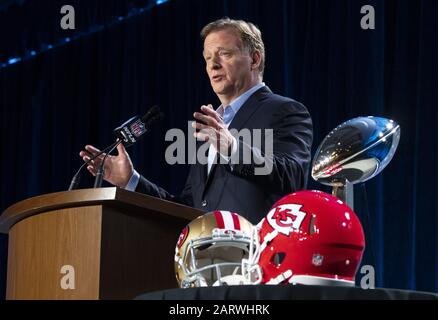 Miami, Stati Uniti. 29th Gen 2020. Il commissario della NFL Roger Goodell tiene una conferenza stampa durante la settimana del Super Bowl a Miami mercoledì 29 gennaio 2020. I Kansas City Chiefs e San Francisco 49ers si incontreranno al Super Bowl LIV domenica 2 febbraio 2020 a Miami. Foto di Kevin Dietsch/UPI Credit: UPI/Alamy Live News Foto Stock