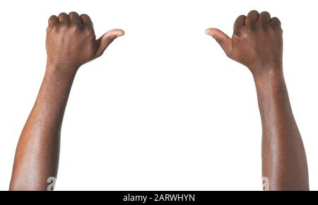 Mani di uomo afro-americano che mostrano il gesto del pollice su sfondo bianco Foto Stock