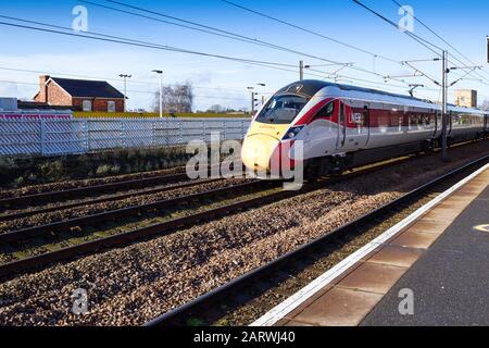 Stazione Ferroviaria Di Retford, North Nottinghamshire New Virgin Azuma Treno Ad Alta Velocità Foto Stock