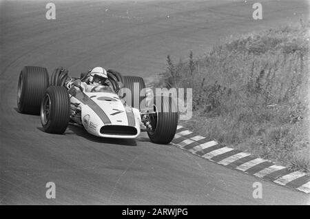 Gran Premio 68 Formazione Zandvoort. Numero 6.9 Bruce Mc Pari A 7 John Surters, Numero 8 Graham Hill.; Foto Stock