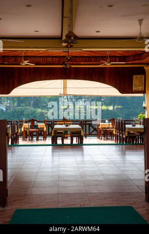 Guardando attraverso un ristorante open space, mattina, Luang Prabang, Laos. Foto Stock