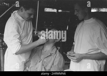 Cura dentale presso la Klandji Dental Care in Indie olandesi. Il dentista su un avamposto. La zona di Krandji è un po 'più primitiva, ma il trattamento non è meno fino ad oggi: 1947/03/01 Ubicazione: Indonesia, Indie orientali olandesi Foto Stock