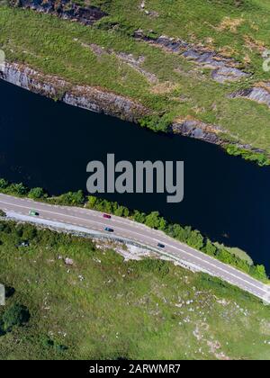 Veduta aerea della strada attraverso la pittoresca contea meridionale di Kerry in Irlanda Foto Stock