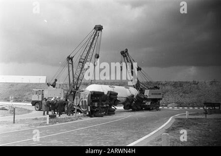 Camion cisterna a Beek (Limburg) messo sulle sue ruote. Qui ancora sul suo lato durante il traino Data: 6 settembre 1967 Località: Beek Parole Chiave: Autocisterne Foto Stock