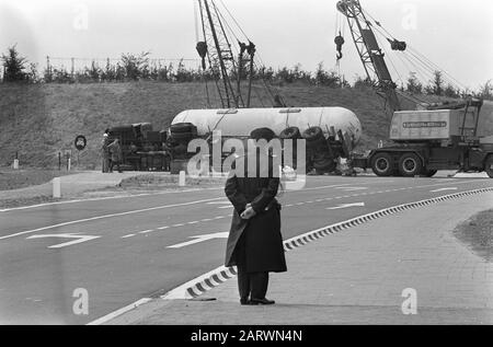 Camion cisterna a Beek (Limburg) messo sulle sue ruote. Qui ancora sul suo lato durante il traino Data: 6 settembre 1967 Località: Beek Parole Chiave: Autocisterne Foto Stock