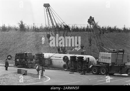 Camion cisterna a Beek (Limburg) messo sulle sue ruote. Qui ancora sul suo lato durante il traino Data: 6 settembre 1967 Località: Beek Parole Chiave: Autocisterne Foto Stock