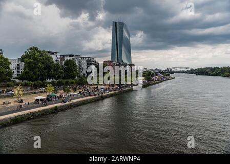 Francoforte sul principale, Assia / Germania - 07 23 2018: Vista sulla banca centrale europea dal fiume Main Foto Stock