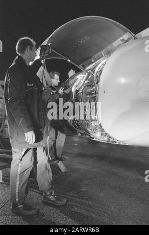 Il controllo dei motori di un Boeing 737-300 da Transavia presso l'ingegnere di Schiphol controlla il motore Data: 12 gennaio 1989 Località: Noord-Holland, Schiphol Parole Chiave: Compagnie aeree, motori, manutenzione, personale, controlli tecnici, aeromobili Foto Stock