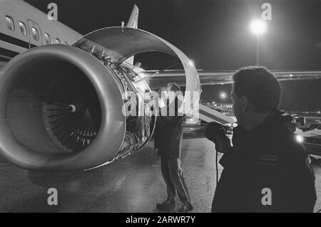 Il controllo dei motori di un Boeing 737-300 da Transavia presso il tecnico di Schiphol esamina il motore Data: 12 gennaio 1989 Località: Noord-Holland, Schiphol Parole Chiave: Compagnie aeree, motori, manutenzione, personale, controlli tecnici, aeromobili Foto Stock