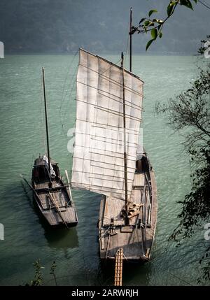 Yichang, HUBEI / CINA - 25 dicembre 2019: Imbarcazione cinese tradizionale di pescatori a vela sul fiume Yangtze per il viaggiatore insieme con la zona tre gole Foto Stock