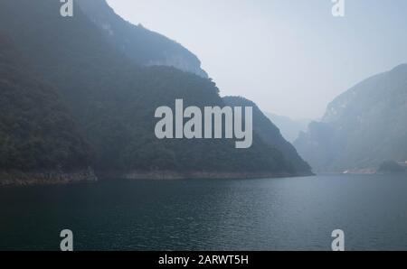 Vista sul fiume Yangtze per il viaggiatore con la zona tre gole, la parte del fiume Yangtze nella città di Yichang, provincia Hubei Cina. L'albero Foto Stock