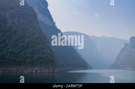 Vista sul fiume Yangtze per il viaggiatore con la zona tre gole, la parte del fiume Yangtze nella città di Yichang, provincia Hubei Cina. L'albero Foto Stock