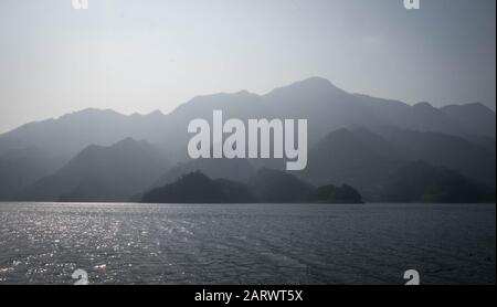 Vista sul fiume Yangtze per il viaggiatore con la zona tre gole, la parte del fiume Yangtze nella città di Yichang, provincia Hubei Cina. L'albero Foto Stock