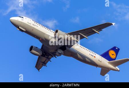 Budapest, Ungheria - 09 14 2011: Lufthansa Airbus A320 decollare dall'aeroporto Liszt Ferenc. Foto Stock