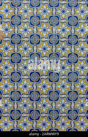 Motivo patchwork senza cuciture di piastrelle tradizionali portoghesi in colori blu, influenza moresca. Foto Stock