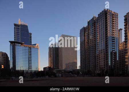 Il centro di Charlotte, Carolina del Nord dopo il tramonto Foto Stock