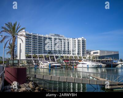 Vilamoura, PORTOGALLO - 25 maggio 2019: Vista frontale dell'hotel Tivoli Marina Vilamoura vicino al molo Foto Stock