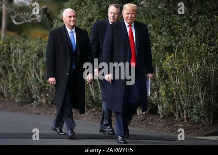 Washington, DC. 29th Gen 2020. Il presidente degli Stati Uniti Donald J. Trump, a destra, ha Unito il vice presidente degli Stati Uniti Mike Pence, a sinistra, e l'ambasciatore del commercio degli Stati Uniti Robert Lighthizer, al centro, cammina sul prato meridionale della Casa Bianca durante una cerimonia di firma dell'accordo commerciale Stati Uniti-Messico-Canada il 29 gennaio 2020 a Washington, DC. Credito: Oliver Contreras/Pool via CNP | utilizzo credito mondiale: DPA/Alamy Live News Foto Stock