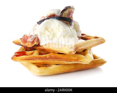 Gustosi waffle con fico e gelato su sfondo bianco Foto Stock