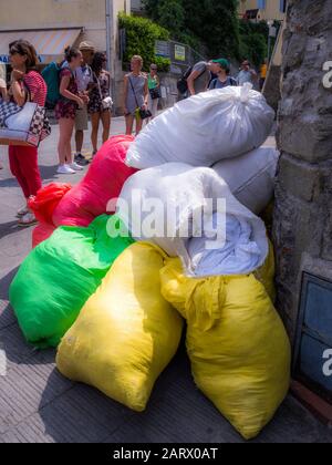 Corniglia, ITALIA - 08 luglio 2019: Immondizia per le strade di Corniglia, un villaggio di pescatori in Cinque terre, il Parco Nazionale delle cinque Terre, Liguria, Italia. Foto Stock