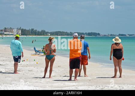 Holmes BEACH, ANNA MARIA ISLAND, Florida / USA - 1° maggio 2018: Gruppo di amici che giocano a Bocce Ball sulla spiaggia e che si godono una bella giornata di sole sul GU Foto Stock