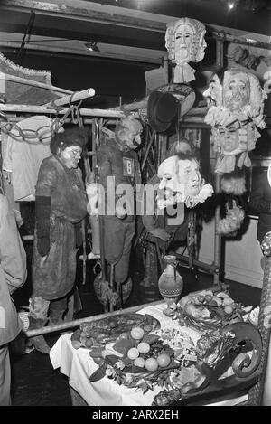 Mostra Visualizzazione gioco in teatro museo, bambole rappresentanti attori Data: 31 maggio 1967 Parole Chiave: Bambole, musei, mostre Foto Stock