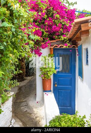 Strada panoramica stretta con vecchia casa a Anafiotika nel quartiere Plaka, Atene, Grecia. Plaka è una delle principali attrazioni turistiche di Atene. Bellissima Foto Stock