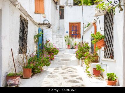 Strada panoramica stretta con vecchie case in Anafiotika nel quartiere Plaka, Atene, Grecia. Plaka è una delle principali attrazioni turistiche di Atene. Beautifu Foto Stock