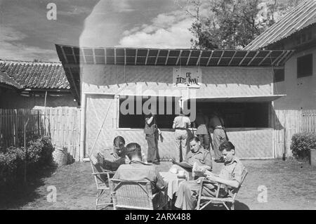 Domenica umore a Chianjdjoer Terrazza con soldati. In Mostra Il Bar De Zoete Inval Data: 13 Luglio 1947 Località: Cianjur, Indonesia, Indie Orientali Olandesi Foto Stock