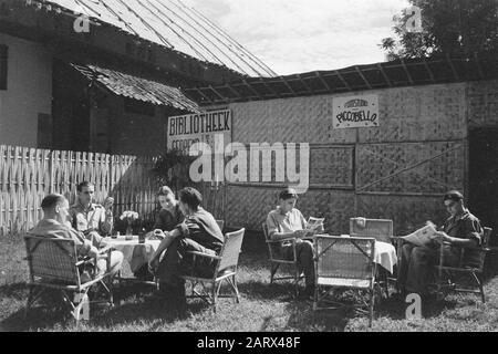 Domenica umore a Chianjdjoer Terrazza con soldati. Potete leggere i segni Biblioteca e Photostudio Piccobello Data: 13 luglio 1947 Località: Cianjur, Indonesia, Indie Orientali Olandesi Foto Stock