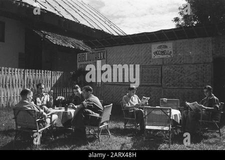 Domenica umore a Chianjdjoer Terrazza con soldati. Potete leggere i segni Biblioteca e Photostudio Piccobello Data: 13 luglio 1947 Località: Cianjur, Indonesia, Indie Orientali Olandesi Foto Stock