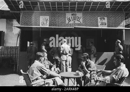 Domenica umore a Chianjdjoer Terrazza con soldati. In mostra è il bar Sotto La Data Di Riproduzione: 13 luglio 1947 Ubicazione: Cianjur, Indonesia, Indie Orientali Olandesi Foto Stock