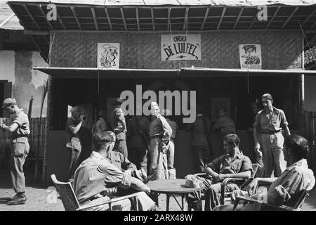 Domenica umore a Chianjdjoer Terrazza con soldati. In mostra è il bar Sotto La Data Di Riproduzione: 13 luglio 1947 Ubicazione: Cianjur, Indonesia, Indie Orientali Olandesi Foto Stock