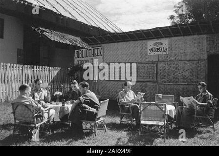 Domenica umore a Chianjdjoer Terrazza con soldati. Potete leggere i segni Biblioteca e Photostudio Piccobello Data: 13 luglio 1947 Località: Cianjur, Indonesia, Indie Orientali Olandesi Foto Stock