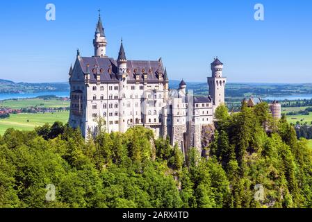 Castello di Neuschwanstein a Monaco di Baviera, in Germania. Neuschwanstein è un punto di riferimento delle Alpi Bavaresi. Paesaggio con foresta e castello fiabesco. Sce Foto Stock