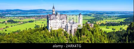 Castello di Neuschwanstein a Monaco di Baviera, Baviera, Germania. Questo castello da favola è un famoso punto di riferimento della Germania. Paesaggio con montagne e Neusch Foto Stock