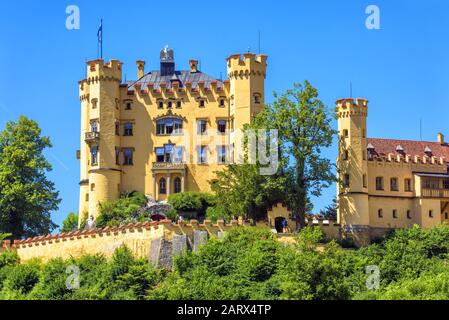 Castello Di Hohenschwangau Nei Pressi Di Fussen, Baviera, Germania. Lo Schloss Hohenschwangau è un punto di riferimento delle Alpi tedesche. Vista panoramica del famoso castello in estate. Pala Foto Stock