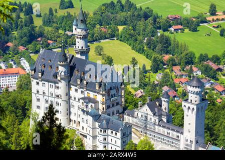 Castello di Neuschwanstein a Monaco di Baviera, Baviera, Germania. Questo castello da favola è un famoso punto di riferimento delle Alpi tedesche. Paesaggio con Neuschwanstein c Foto Stock