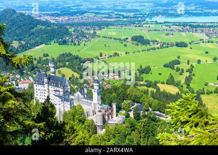 Castello di Neuschwanstein a Monaco di Baviera, Baviera, Germania. Questo castello da favola è un famoso punto di riferimento delle Alpi tedesche. Paesaggio con Neuschwanstein c Foto Stock