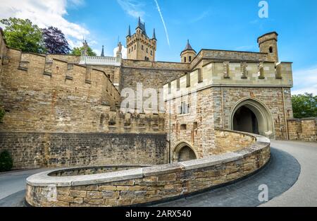 Castello Hohenzollern primo piano, Germania. Questo castello è un punto di riferimento nelle vicinanze di Stoccarda. Ingresso a spirale al maestoso Burg Hohenzollern. Famoso gotico c Foto Stock