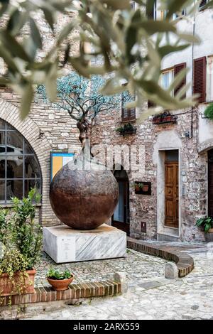 Spello, Perugia, Umbria, Italia. Una statua che esalta il simbolo dello Spello, cioè l'olivo e l'olio d'oliva. L'olio Spello è un prodotto eccellente Foto Stock