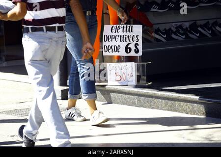 Valencia, Carabobo, Venezuela. 29th Gen 2020. 29 Gennaio 2020. I manifesti di vendita usano alcuni depositi provano ad ottenere l'attenzione dei compratori, mentre i prezzi sono stabiliti in dollari dato la fluttuazione costante della valuta estera e l'inflazione subì dal paese sudamericano. I commercianti usano le pagine del prezzo del dollaro nei mercati paralleli come riferimento e non quello stabilito dalla banca centrale del Venezuela. Foto: Juan Carlos Hernandez Credit: Juan Carlos Hernandez/Zuma Wire/Alamy Live News Foto Stock