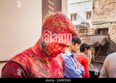 Vrindavan, India - 12 marzo 2017: Turismo ricoperto di diversi colori che celebra il festival Holi a Vrindavan, India. Foto Stock