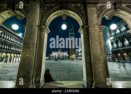 Piazza San Marco (Piazza San Marco) di notte a Venezia. Questa è la piazza principale di Venezia. Foto Stock
