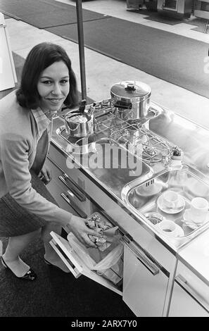 Fiera di primavera ad Utrecht, arredamento cucina nuovo Data: 6 Marzo 1967 Ubicazione: Utrecht Parole Chiave: Burks Foto Stock