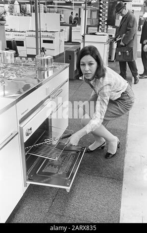 Primavera Fiera di Utrecht, nuovi mobili da cucina, sotto il piano di lavoro un forno elettrico con grill Data: 6 marzo 1967 posizione: Utrecht Parole Chiave: Fiere, forni Foto Stock