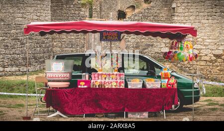 Commequiers, Francia - 04 settembre 2016: Caramelle di cotone e marshmallow si trovano di fronte al castello di Commequiers in una giornata estiva Foto Stock